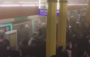 بالفيديو.. اقتحام مئات المتظاهرين محطة مترو في باريس
