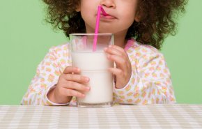 توقف عن شرب الحليب عند ظهور هذه الاعراض 