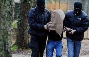 شاهد.. لحظة تحرير طفل من قبضة خاطفيه ببغداد