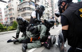 شرطة هونغ كونغ تقبض على محتجين في مركز للتسوق