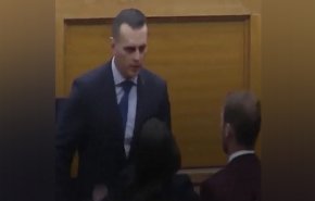 بالفيديو.. وزير يصفع نائبا تحت قبة البرلمان
