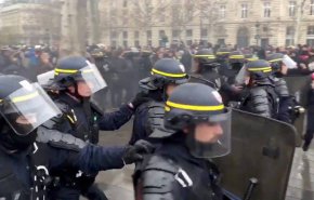 فرنسا تحشد 100 ألف رجل أمن عشية العام الجديد
