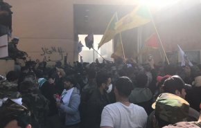 گزارش لحظه به لحظه العالم از اعتراض شدید مردم عراق مقابل سفارت آمریکا/ آتش خشم عراقی ها  شعله ور شد + فیلم و تصاویر