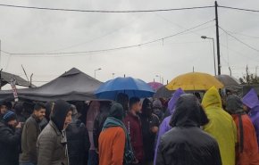 تجمع محتجين أمام مرفأ طرابلس وأقفال مؤسسات عامة