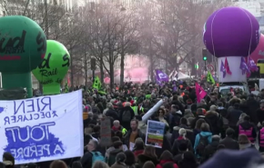 شاهد الاحتجاجات تعصف بفرنسا بداية العام الجديد 2020
