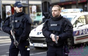 الشرطة الفرنسية تقتل رجلاً طعن آخرا قرب باريس
