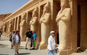 مصر تتخذ قرارا لأول مرة بشأن السياح الأجانب