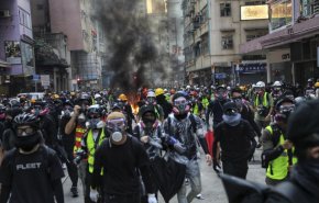 هونغ كونغ: العنف يعرض قدرة المنطقة التنافسية للخطر