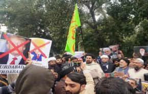 تظاهرات کنندگان هندی، تصویر ترامپ را مقابل سفارت این کشور در دهلی نو به آتش کشیدند + فیلم