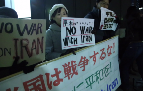 يابانيون يهتفون ضد سياسة الحرب الأمريكية تجاه ايران