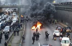 به خشونت کشیده شدنِ تظاهرات‌های سراسری در فرانسه/ پیوستن پرستاران،معلمان و وکلا به صف معترضین + فیلم و تصاویر