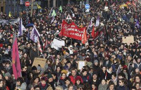 المعارضة الفرنسية تصعد احتجاجها بعد عناد الحكومة