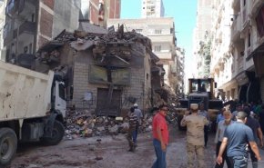 بالصور.. مصرع 5 أشخاص جراء انهيار عقار في مصر 