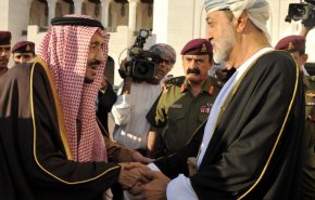شاهد: سلطان عمان يستقبل الملك السعودي