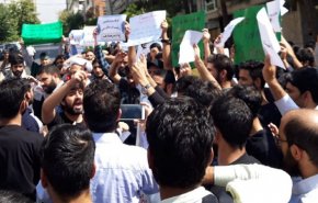 تجمع دانشجویان و مردم مقابل وزارت خارجه با مطالبه اخراج سفیر انگلیس
