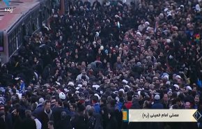 الحشود تتوافد لأداء صلاة الجمعة بإمامة قائد الثورة