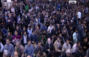الجماهير الإيرانية بانتظار قائد الثورة الاسلامية في مصلى طهران