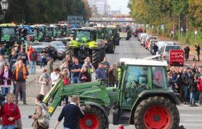 کشاورزان معترض آلمانی با تراکتور به خیابان آمدند
