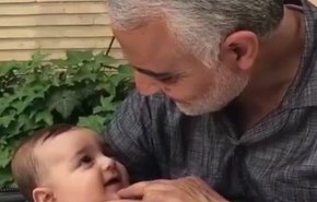 فيديو نادر للشهيد قاسم سليماني وهو يُضحک طفلاً