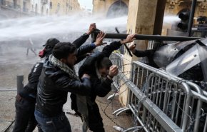 قوى الأمن اللبنانية: نتعرض للرشق بالحجارة في بيروت