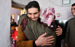 شاهد كيف استقبلت سيدة تركية شابا سوريا انقذها بعد الزلزال