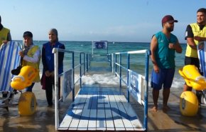 حملة لمساعدة ذوي الإحتياجات الخاصة للسباحة بالبحر في المغرب + فيديو