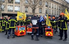 فیلم| آتش‌نشانان فرانسه نیز به جمع معترضان پیوستند
