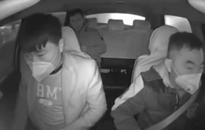 بالفيديو... سائق تاكسي يطرد راكبا بسبب السعال