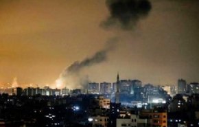 فیلم| لحظه بمباران شهر رفح در جنوب نوار غزه توسط جنگنده‌های ارتش رژیم صهیونیستی