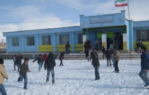بارش برف مدارس کرمانشاه را تعطیل کرد/ راه ارتباطی 795 روستای کردستان مسدود شد