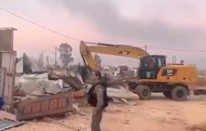 بالفيديو... الاحتلال يهدم منزلا في بيت حنينا فوق محتوياته