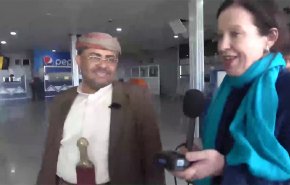 وفد صحفي لقناة BBC في مطار صنعاء الدولي ويشاهد الأضرار