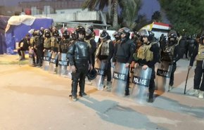 شاهد: شرطة كربلاء تنتشر لحماية المتظاهرين بعد هجوم مثلمين