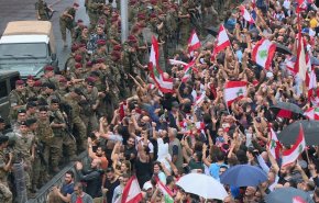 انقسام بالشارع اللبناني حول اعطاء الحكومة فرصة لمعالجة الازمة