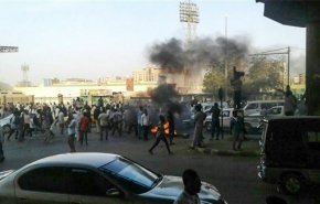 شاهد... إصابات في مواجهات بين محتجين والأمن في السودان 