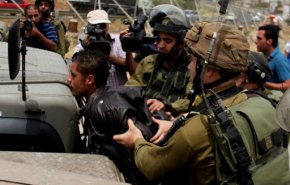 الاحتلال يعتقل ثلاثة فلسطينيين في الضفة المحتلة