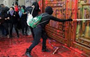 متظاهرون بالمكسيك يلطخون جدران قصر الرئاسة بالأحمر والسبب؟