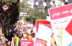 شاهد .. الحراك الجزائري يستمر في مطالبه بالتغيير في ذكرى انطلاقته الأولى