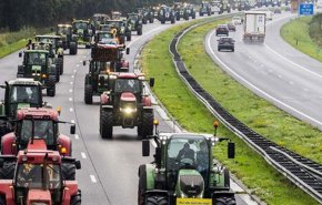 اسپانیا صحنه اعتراض کشاورزان/ معترضان با 5 هزار تراکتور خیابان های اسپانیا را بند آوردند