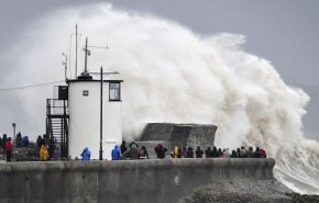 دومین طوفان ظرف یک هفته در انگلیس/ دو جسد از دریا گرفته شد
