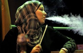 گزارش خبرگزاری فرانسه از دختران سعودی؛ آزادی در مصرف سیگار و قلیان/ عربستان رتبه پنجم جهانی مصرف دخانیات در میان زنان