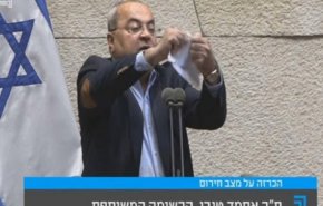 الطيبي يمزق صفقة ترامب في البرلمان الصهيوني ويدوسها تحت قدميه