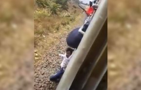 هندى ينجو بأعجوبة من الموت تحت عجلات القطار (فيديو)