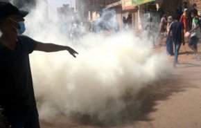 شاهد..الشرطة تطلق الغاز المسيل للدموع على المتظاهرين في الخرطوم

