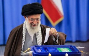 پوشش حضور رهبر انقلاب اسلامی در پای صندوق اخذ رای توسط شبکه های بین المللی 