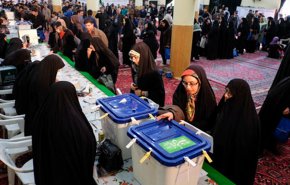 شاهد.. الايرانيون يعتبرون الانتخابات واجبا شرعيا