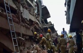 شاهد لحظة انهيار مبنى على المشاة في الهند