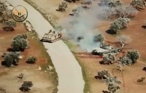 بالفيديو: مطاردة هوليودية بين دبابة سورية ومدرعة تركية بإدلب