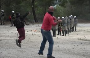 بالفيديو.. إشتباكات في اليوم الثاني من الاحتجاجات بالجزر اليونانية