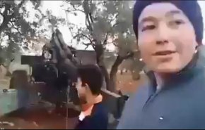 شاهد/ في إدلب .. طفل يقصف الجيش بالمدفعية!